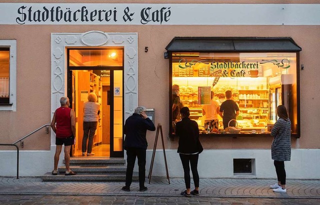 Frische Brtchen gibt es wieder in Wolframs-Eschenbach.  | Foto: Nicolas Armer (dpa)