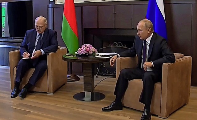 Dieser Video-Screenshot zeigt  Alexand...mir Putin bei ihrem Treffen in Sotschi  | Foto: --- (dpa)