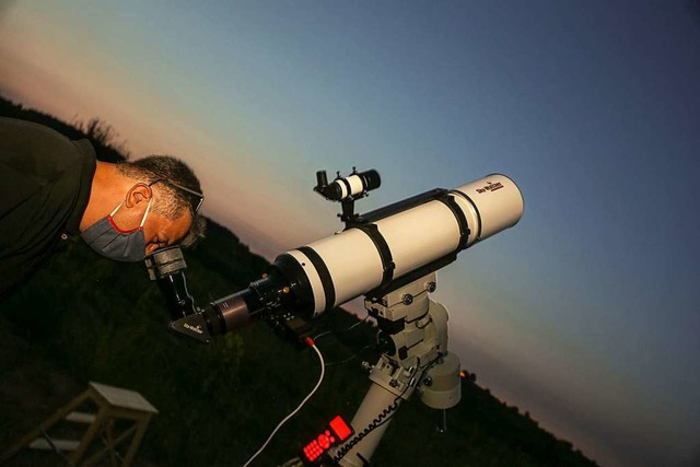 Die Besucher hatten die Mglichkeit, durch hochauflsende Teleskope zu schauen.  | Foto: Sandra Decoux-Kone