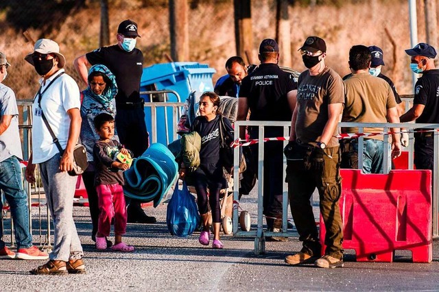 Geflchtete auf Lesbos: Tausende Mensc...ch dem Brand im Lager Moria obdachlos.  | Foto: ANGELOS TZORTZINIS (AFP)