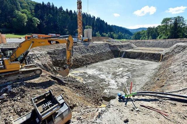 Fotos: Fr den Bohrerdamm bei Freiburg wird tonnenweise Erde bewegt