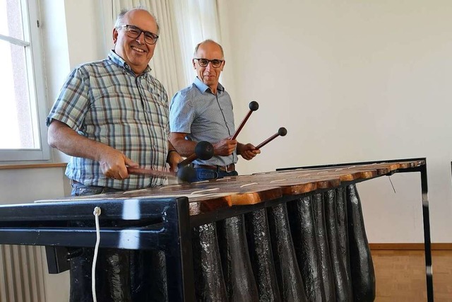Peter Sthr (links) und Walter Glunk p...le: ein Bass-Marimbaphon aus Simbabwe.  | Foto: Ralf Burgmaier