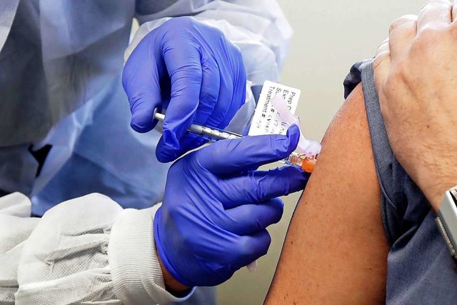 Eine Versuchsperson erhlt in den USA  einen potenziellen Impfstoff.  | Foto: Ted S. Warren (dpa)