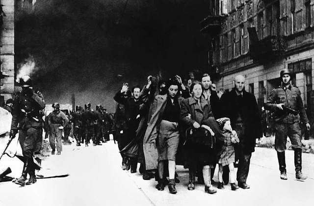 Im Mai 1943 treiben deutsche SS-Soldat... zu 250000 Juden aus Warschau den Tod.  | Foto: CAF