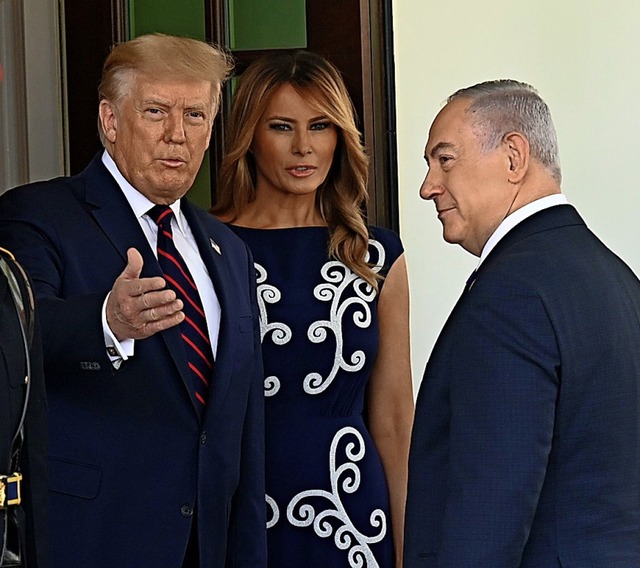 US-Prsident Trump und seine Frau Mela...ten Benjamin Netanjahu im Weien Haus.  | Foto: ANDREW CABALLERO-REYNOLDS (AFP)
