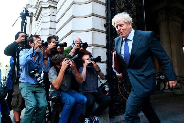 Boris Johnson, Premierminister von Gro...Kabinettssitzung das Auenministerium.  | Foto: Stefan Rousseau (dpa)
