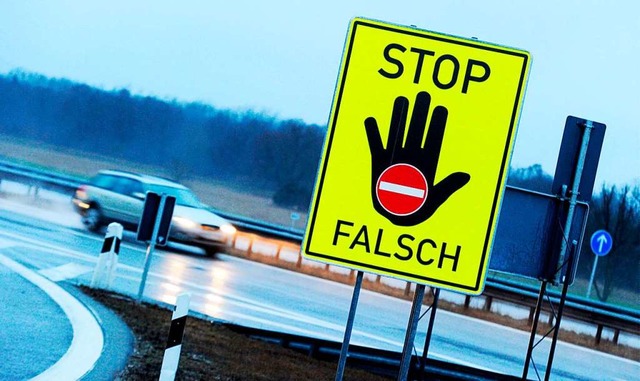 Die Polizei hat auf der Autobahn A5 ei...n Geisterfahrer gestellt (Symbolbild).  | Foto: Tobias Hase (dpa)