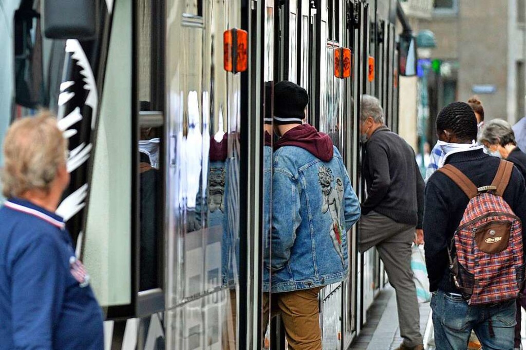 Im Nahverkehr in Freiburg tragen die meisten Fahrgste Masken (Archivbild).  | Foto: Michael Bamberger