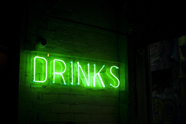 Zu einem witzigen Abend gehren Drinks  fr viele dazu (Symbolbild).  | Foto: Stphan Valentin/Unsplash.com