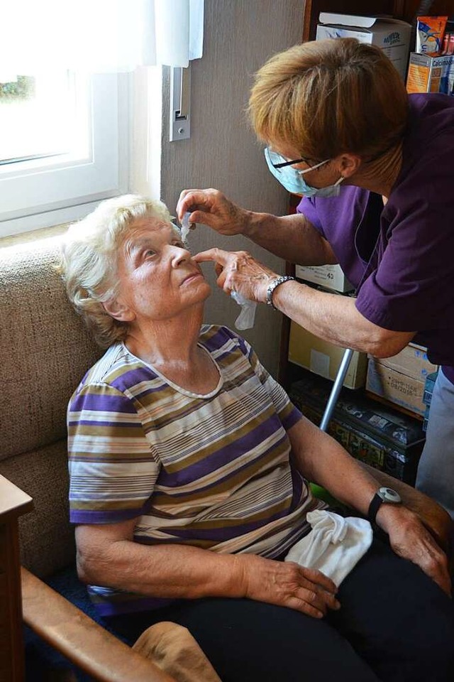 Maria Batz wechselt Thrombose-Strmpfe...lege einer 88-jhrigen Gundelfingerin.  | Foto: Sebastian Krger