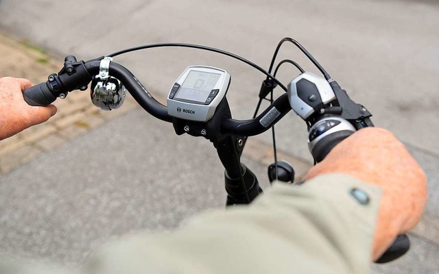 Der Mann wir mit dem E-Bike in der Eduard-Kaiser-Strae unterwegs (Symbolbild).  | Foto: Caroline Seidel (dpa)