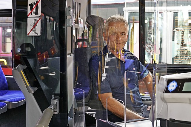 Busfahrer Josef Radovanic an seinem geschtzten Arbeitsplatz.   | Foto: Nico Talenta