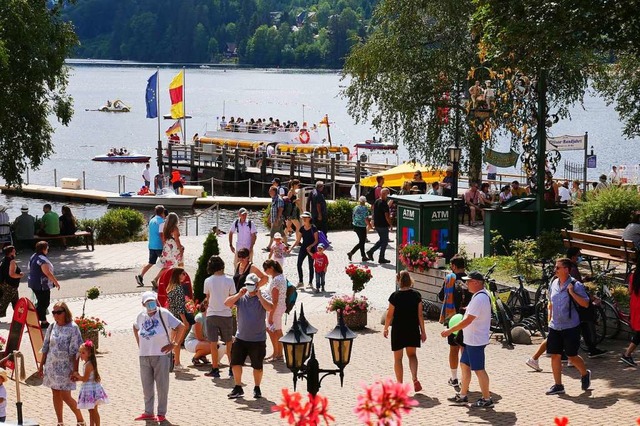 Volle Promenade: Nach dem Lockdown kam...allem deutsche Touristen nach Titisee.  | Foto: Eva Korinth