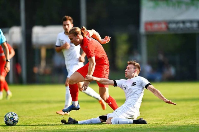 Jannik Beha (rechts) im Zweikampf mit Konstantin Fries.  | Foto: Achim Keller