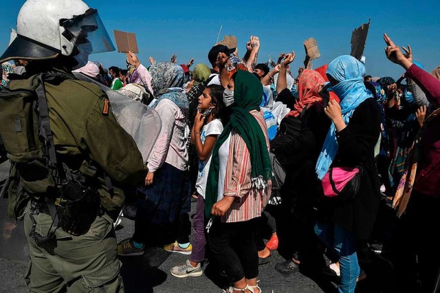 Proteste von Flchtlingen aus dem zerstrten Lager auf Lesbos  | Foto: LOUISA GOULIAMAKI (AFP)
