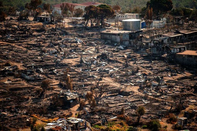 Die Ruinen des abgebrannten Flchtlingslagers Moria auf Lesbos  | Foto: ANGELOS TZORTZINIS (AFP)