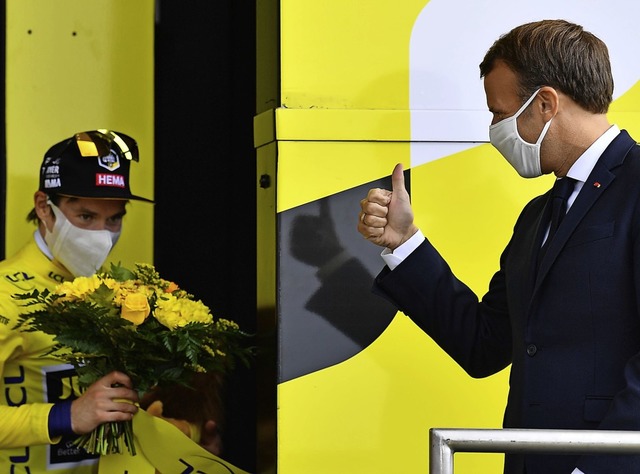 Prsidialer Fingerzeig: Emmanuel Macro... Trikot,  mit einem erhobenen Daumen.   | Foto: STUART FRANKLIN (AFP)