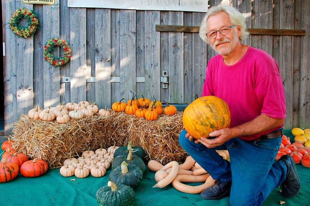 Der Heuweiler Landwirt Thomas Buderer mit seinen Krbissen.  | Foto: Andrea Steinhart