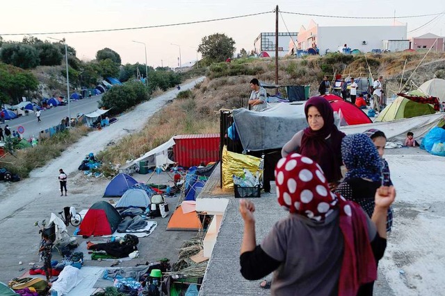 Flchtlinge aus dem abgebrannten Camp Moria campieren auf der Strae.  | Foto: Petros Giannakouris (dpa)