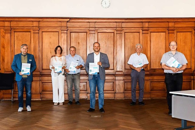 Gregor Swierczyna, Ina Gutsch, Wolfgan...#8222;Waldkirch klingt gut&#8220; vor.  | Foto: Gabriele Zahn