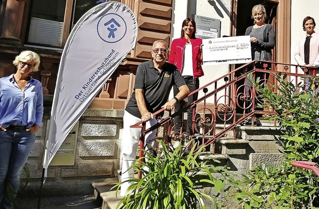 <BZ-FotoAnlauf>Kiwanis Club:</BZ-FotoA..., Heidi Schmieding und  Anna Homberg.   | Foto: privat