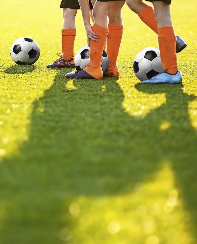 Tagsber kickt ein Fuballer mit einem, Schatten, nachts mit vier Schatten.  | Foto: Dembowiak