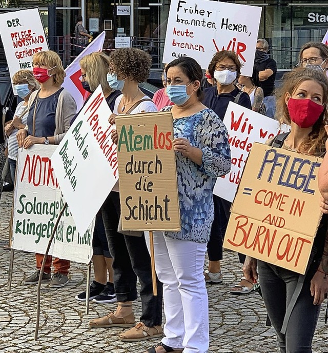 Klare Botschaften bei der Demo vor der Reithalle.   | Foto: Helmut Seller