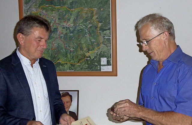 Josef Schmieder (links) bei der Ehrung durch Yachs Ortsvorsteher Hubert Disch   | Foto: Roland Gutjahr