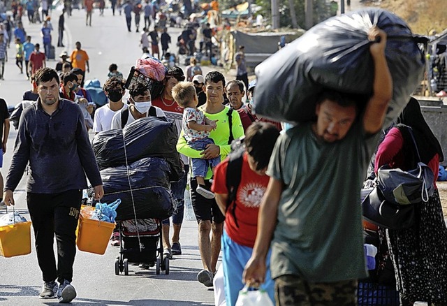 Migranten auf dem Weg von Moria nach Mytilini.  | Foto: Petros Giannakouris (dpa)