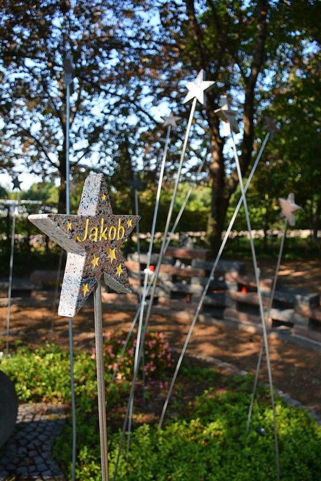 Sterne schweben ber dem Sternchenfeld auf dem Weiler Hauptfriedhof.  | Foto: Hannes Lauber