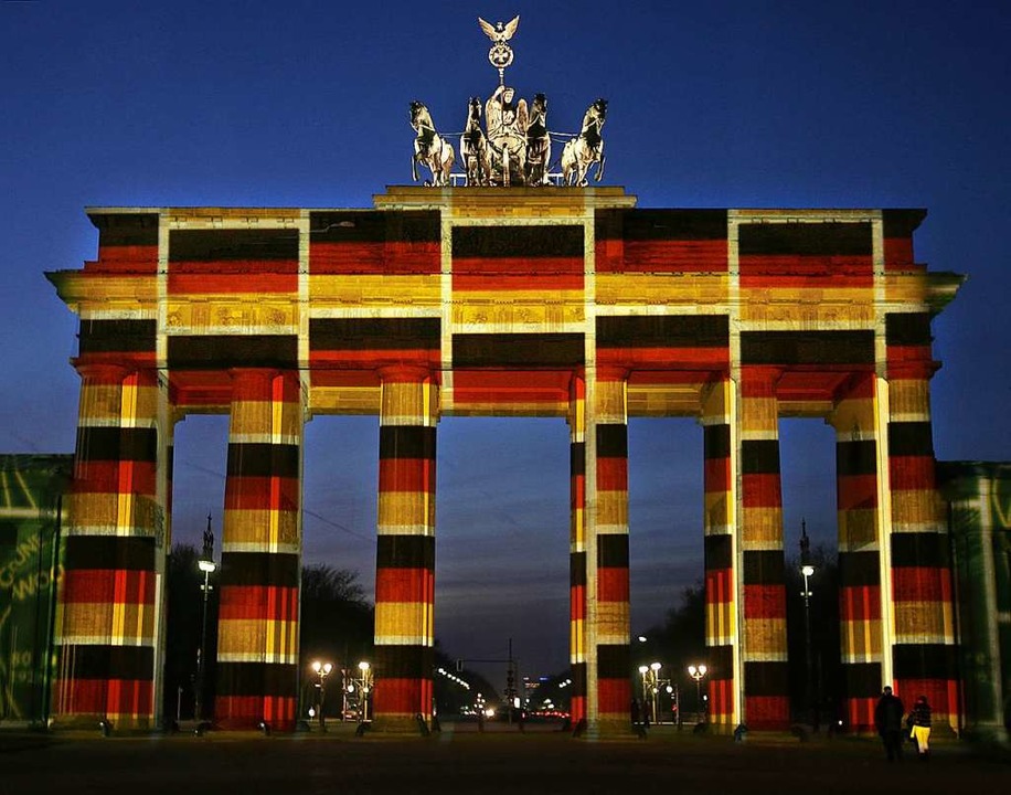 In den Farben der Deutschlandfahne erstrahlt das Brandenburger Tor.  | Foto: Wolfgang Kumm (dpa)