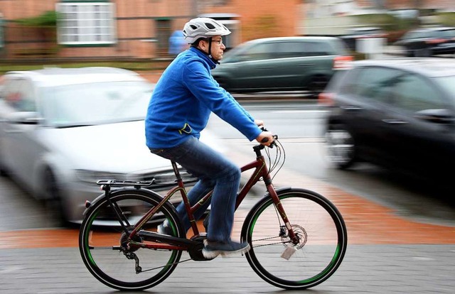 Wer mit dem E-Bike unterwegs ist, muss...ge Ausrstung und die Gefahren kennen.  | Foto: Anne-Sophie Galli