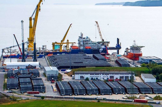 Das russische Verlegeschiff &#8222;Aka...gt im Hafen von Sassnitz-Mukran fest.   | Foto: Jens Bttner