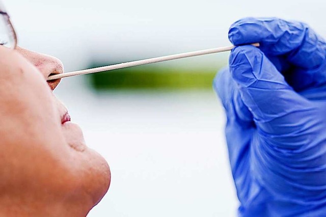 Auch wenn der erste Test negativ war: ...onavirus getestet werden (Symbolbild).  | Foto: Uwe Anspach (dpa)