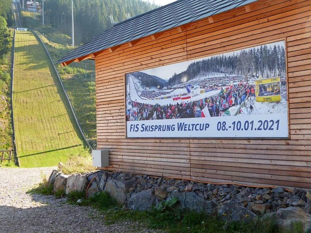 Das Werbeplakat fr den nchsten Skisp... geht von einem vollen Skistadion aus   | Foto: Peter Stellmach