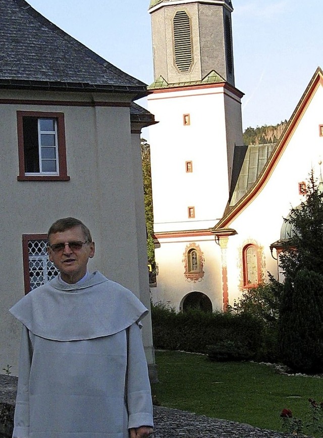 Pater  Henryk Cmiel vor  seiner neuen Wohn- und Wirkungssttte  | Foto: Gertrud Freitag