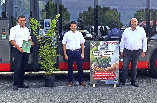 Bume gespendet: Tobias Dei, Inhaber ...Busfahrer Andreas Brklin (von links).  | Foto: Heizmann-Reisen