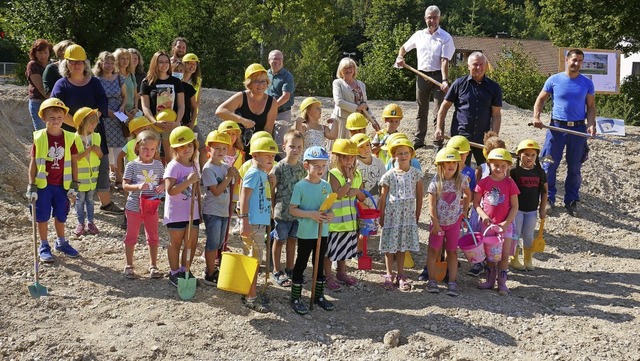 Viele kleine Bauarbeiter sowie Vertret...deraufbau des Kindergartens Seeboden.   | Foto: Michael Gottstein