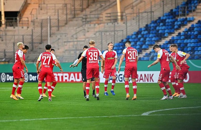 Aufwrmtraining der SC-Profis mit Athl..., lie Coach Christian Streich offen.   | Foto: Achim Keller/SC Freiburg