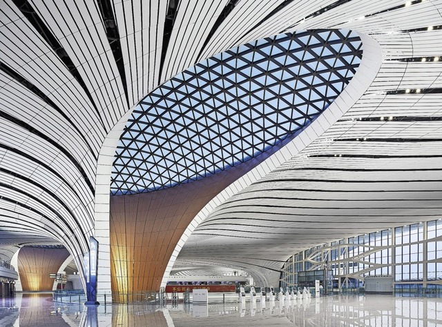 Erhebende Dynamik statt Schuhschachtel...Airport Beijing Daxing, erffnet 2019.  | Foto: Hufton & Crow