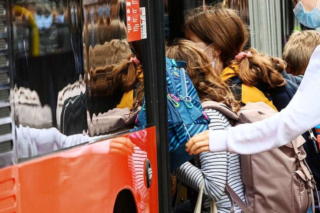 In vielen Bussen werden die Corona-Abstandsregeln nicht eingehalten.  | Foto: Andreas Arnold (dpa)