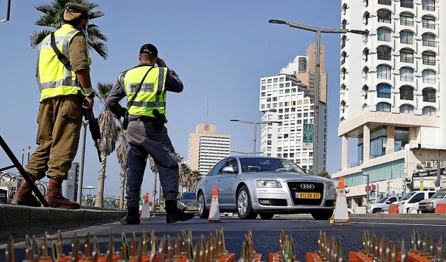 Sicherheitskrfte am Freitag an einem Kontrollpunkt in Tel Aviv  | Foto: JACK GUEZ (AFP)