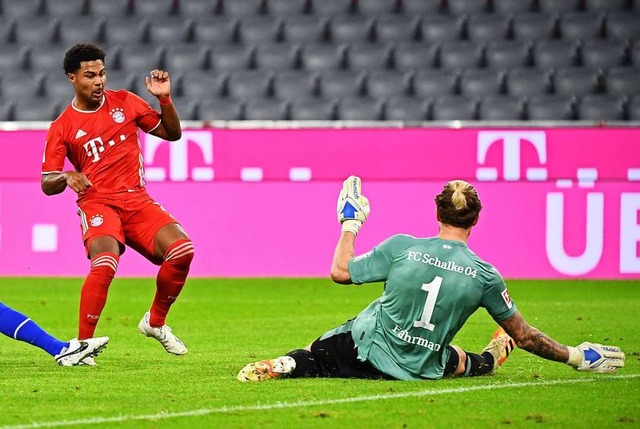 Serge Gnabry (links) erzielt gegen Sch...Torwart Ralf Fhrmann das Tor zum 5:0.  | Foto: Matthias Balk (dpa)