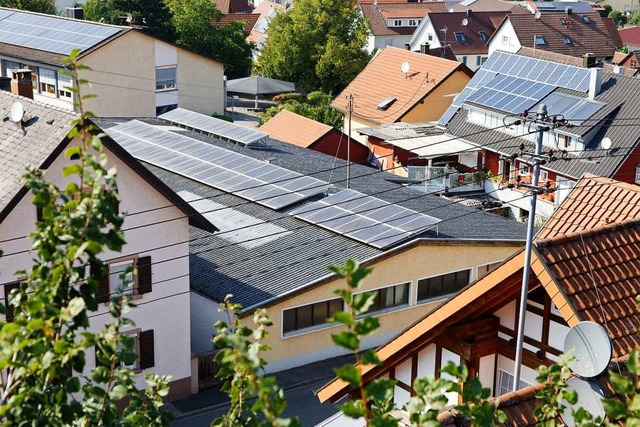 Die alte Zimmerei Strbel soll noch in...nd links ist die Grundschule zu sehen.  | Foto: Martin Wendel