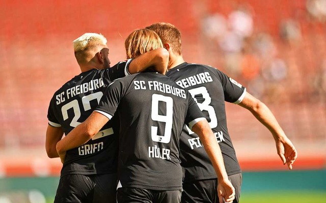 Scorer unter sich: Vincenzo Grifo, Luc...sen bejubeln einen Freiburger Treffer.  | Foto: Achim Keller/SC Freiburg