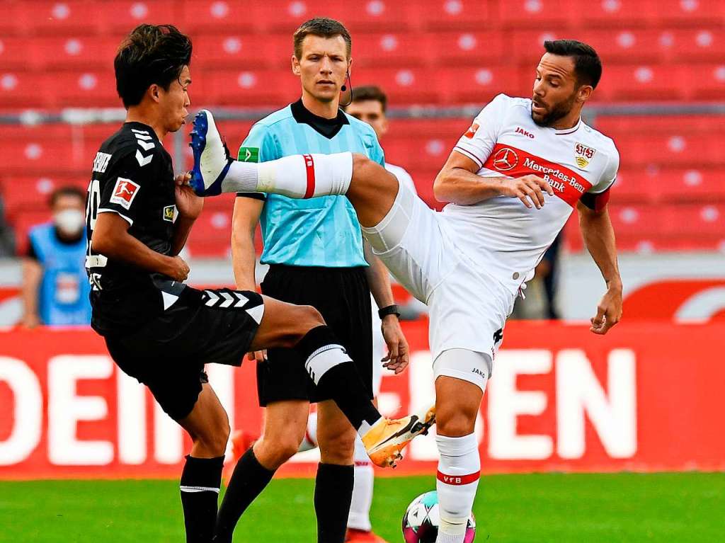 Hoch das Bein: Gonzalo Castro versucht sich mit unorthodoxen Mitteln durchzusetzen.