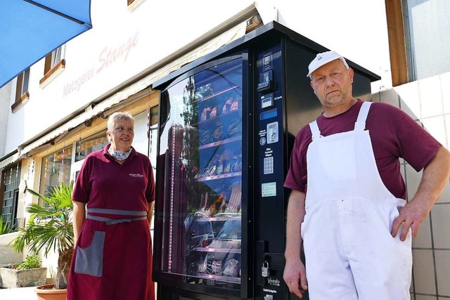 Sabine und Christoph Stange neben ihrem Fleischwaren-Automaten  | Foto: Ulrich Senf