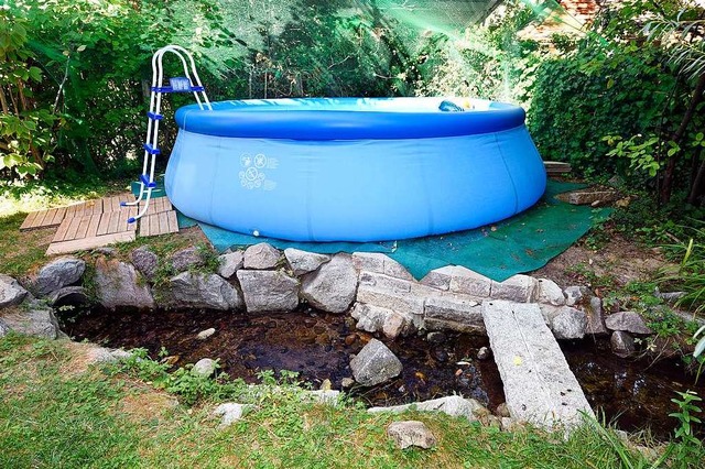 Bei der Entsorgung von Poolwasser ist Vorsicht geboten.  | Foto: Thomas Kunz