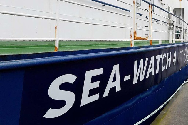 Wie geht es mit der Sea-Watch 4 nun weiter?  | Foto: Carsten Rehder (dpa)