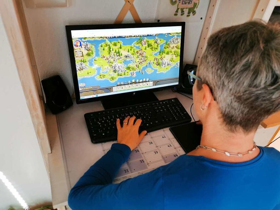 Zocken statt Zen: BZ-Redakteurin Manuela Mller beim Spielen im Internet.  | Foto: Willi Mller